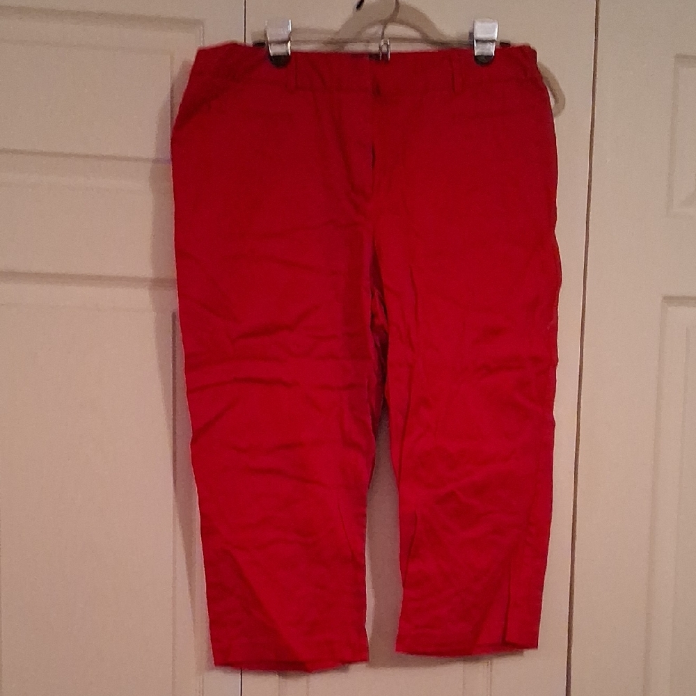 212 Collection Red Capris